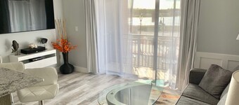 Ship Faced Condo Riverwalk Downtown Historic Wilmington - Fantastic Location