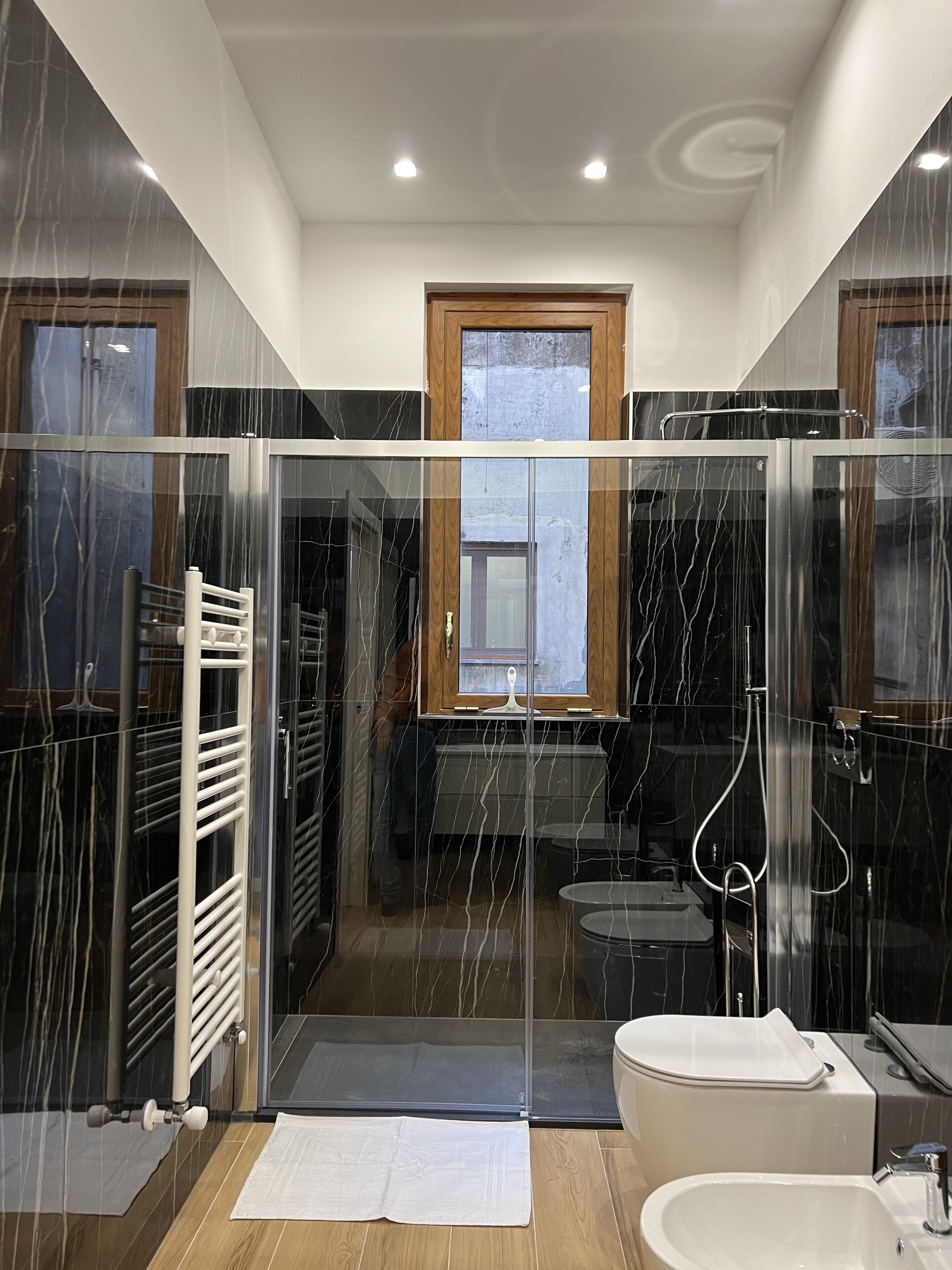 Dusche, Haartrockner, Bidet, Handtücher