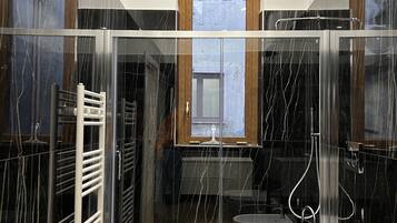 Dusche, Haartrockner, Bidet, HandtĂŒcher