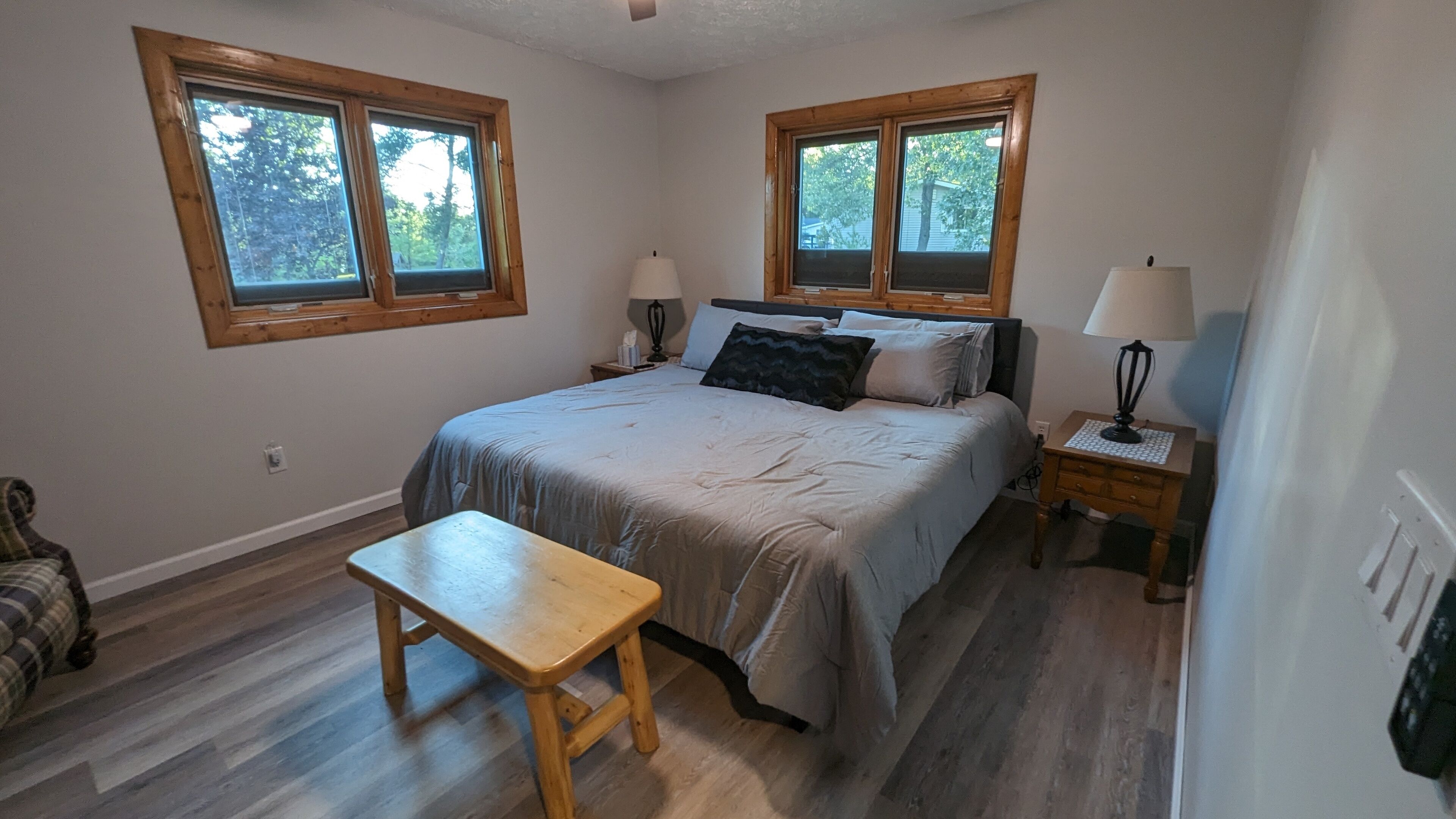 3 habitaciones, escritorio, tabla de planchar con plancha y wifi gratis 