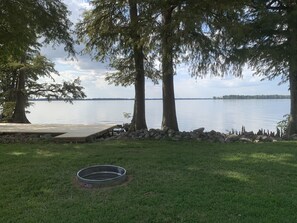 Property grounds - Lakeside Lodge Reelfoot cozy waterfront w greatview 3bdrm 2bth WIFI Bartop table (Hornbeak)