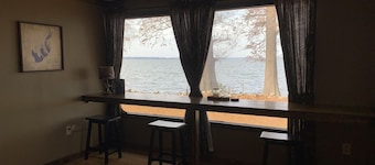 Lakeside Lodge Reelfoot cozy waterfront w greatview 3bdrm 2bth WIFI Bartop table