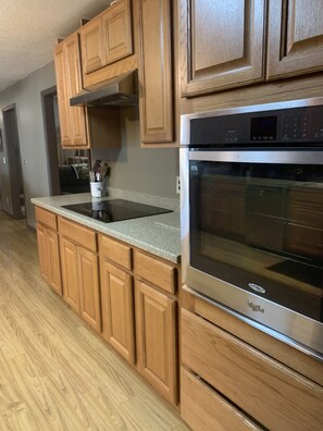 Fridge, microwave, oven, stovetop - Lakeside Lodge Reelfoot cozy waterfront w greatview 3bdrm 2bth WIFI Bartop table (Hornbeak)