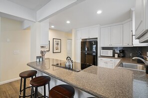 ثلاجة، ميكروويف، فرن، موقد طهي مسطح