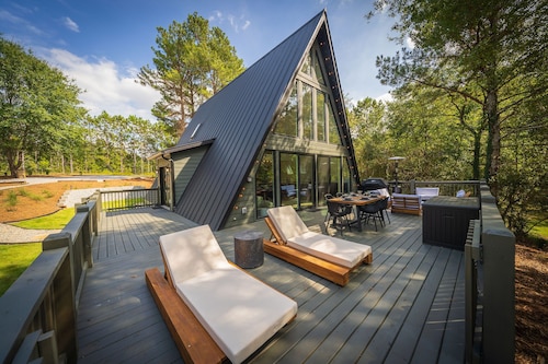 A-Frame Modern Minimalist Dream: 3-bed, 2bath; Hot Tub & Cold Plunge 