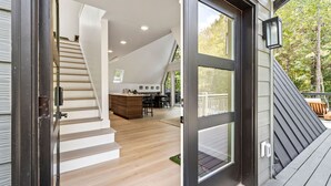 Ein modernes Interieur mit einer Treppe, die zu einem Essbereich und einer Terrasse führt.