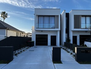 Exterior - Luxury Family Home Moments from Little Bay & Cong Wong Beaches. (Little Bay)