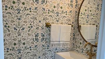 Asciugacapelli, asciugamani, sapone, carta igienica