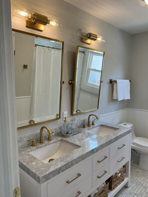 Haartrockner, Handtücher, Seife, Toilettenpapier