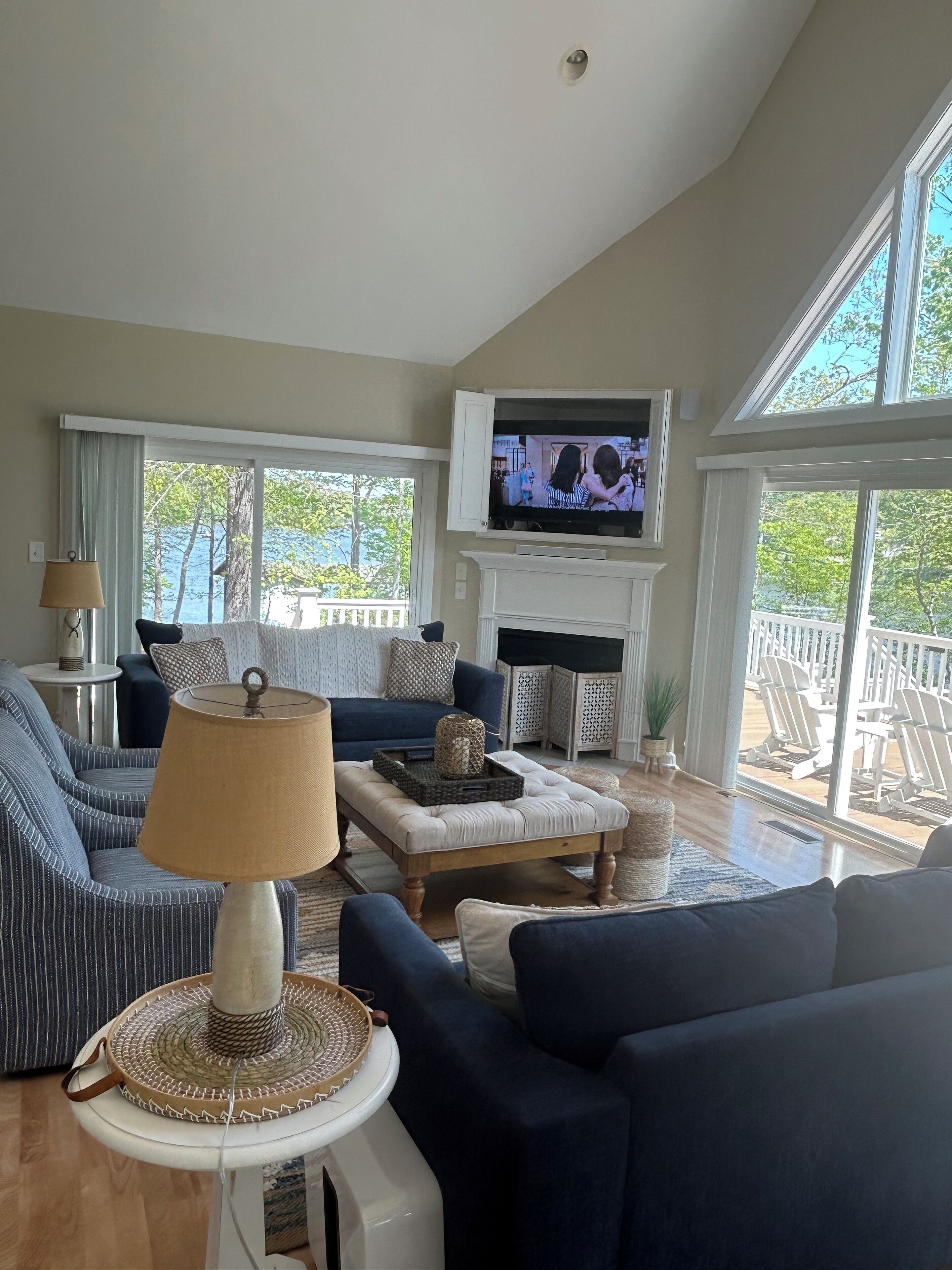 Smart TV, chimenea y estéreo 