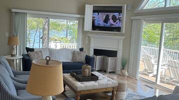 Smart TV, caminetto, impianto stereo