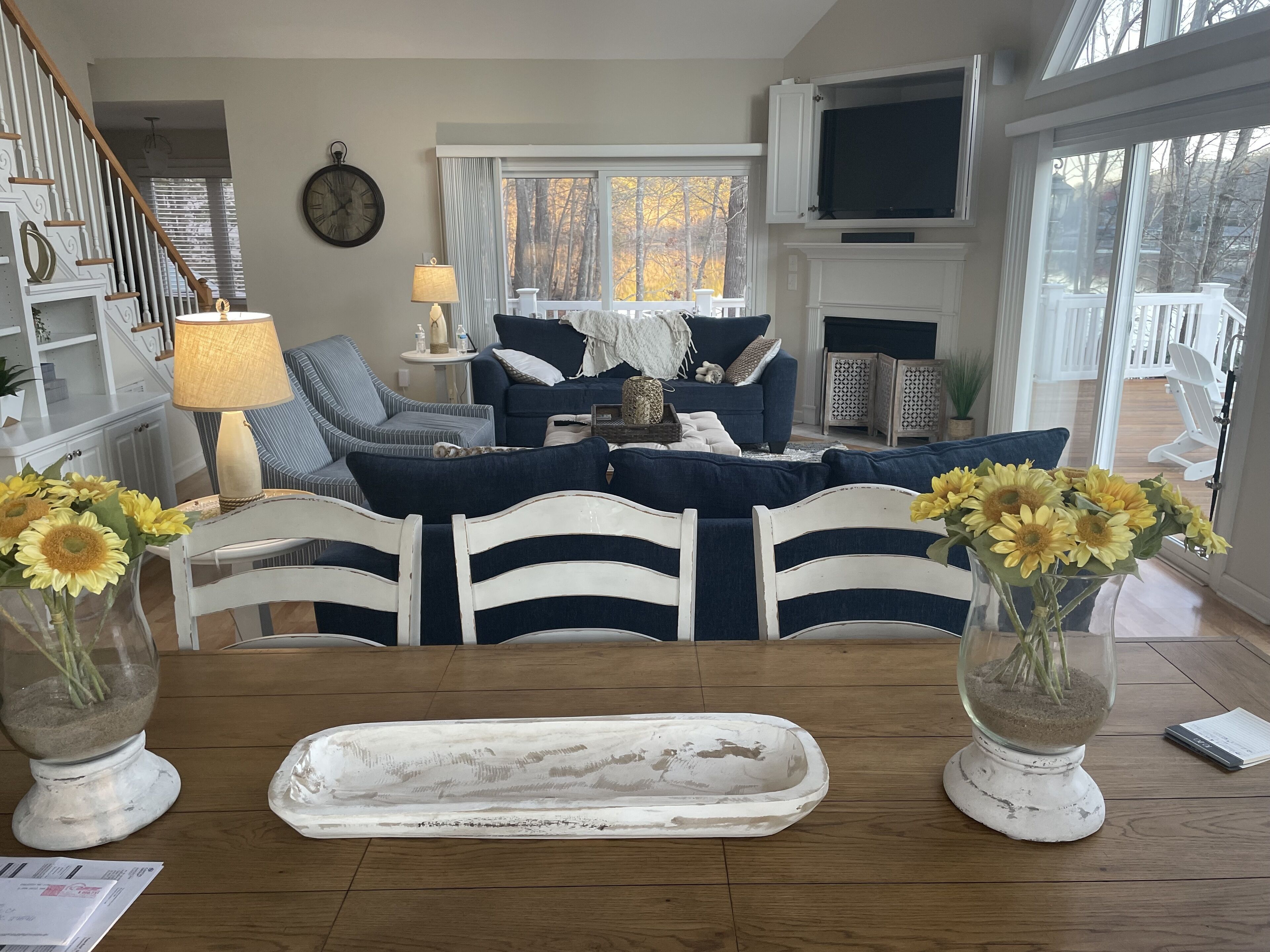 Smart TV, chimenea y estéreo 