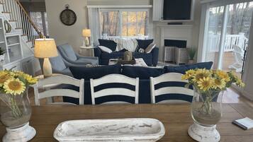 Smart TV, caminetto, impianto stereo