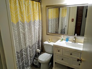 Haartrockner, Bidet, Handtücher, Seife