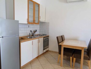 Fridge, oven, stovetop, cookware/dishes/utensils