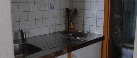 Kühlschrank, Mikrowelle, Herdplatte