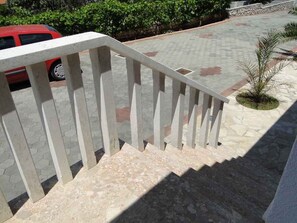 Property grounds - Holiday apartment with terrace and sea view (Primošten)