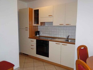 Geladeira, fogão, cooktop, talheres/pratos/utensílios de cozinha