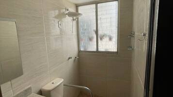 Douche, serviettes fournies, papier toilette