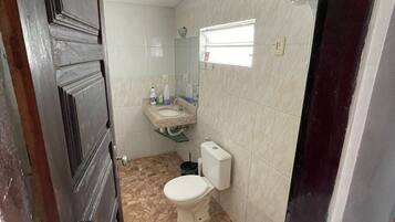 Chuveiro, toalhas de banho, papel higiênico