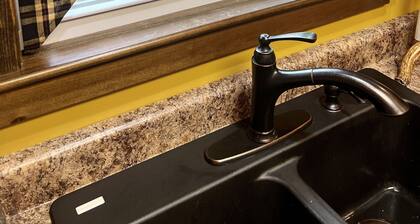 2BR-1B. Fire Pit With Stunning River View. Minutes From Downtown Huntington.