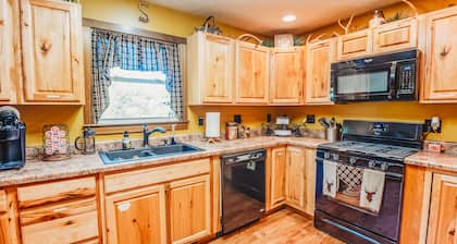2BR-1B. Fire Pit With Stunning River View. Minutes From Downtown Huntington.