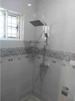 Dusche, Handtücher, Seife, Toilettenpapier
