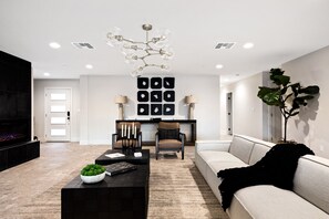 Smart-TV, Kamin, Tischtennisplatte, Bücher