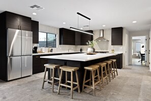 冷蔵庫、電子レンジ、オーブン、コンロ