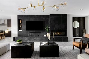 スマートテレビ、暖炉、卓球台、書庫