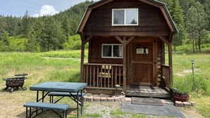 Outdoor dining - Tiny House Lake Roosevelt  (Evans)