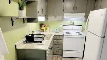 Microondas, horno y placa de cocina