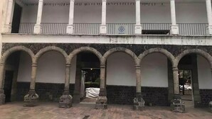 Un bâtiment doté d’une cour intérieure couverte, agrémentée d’une série d’arches et de colonnes, et d’un balcon avec des balustrades.