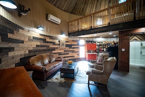Living area - Lampasas' only grain silo cabin. Close to 3 State Parks and Spider Mountain (Lampasas)