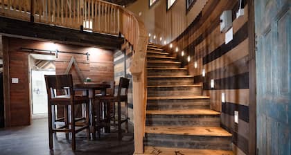 Lampasas' only grain silo cabin. Close to 3 State Parks and Spider Mountain