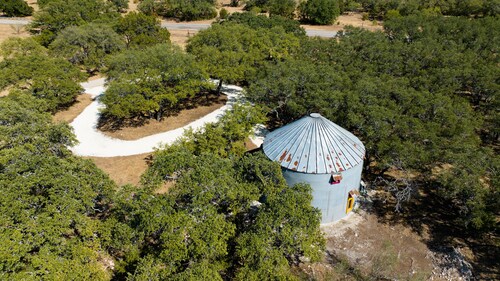 Lampasas' only grain silo cabin. Close to 3 State Parks and Spider Mountain