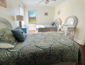 2 bedrooms, desk, free WiFi, bed sheets - The Lighthouse Cottage. Close to Ocean City, MD and Fenwick Island, DE. PETS OK (Selbyville)