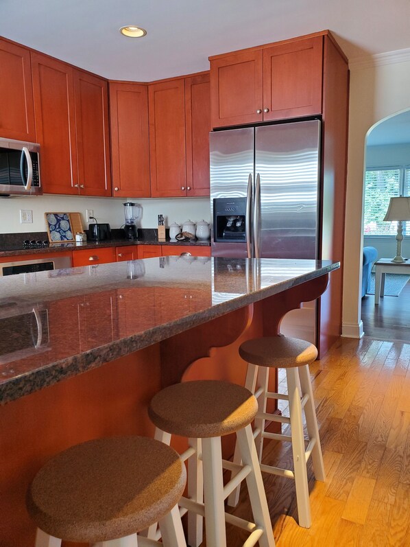 Fridge, microwave, oven, stovetop - The Lighthouse Cottage. Close to Ocean City, MD and Fenwick Island, DE. PETS OK (Selbyville)