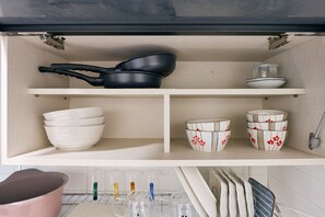 Kühlschrank, Mikrowelle, Wasserkocher, Kochgeschirr/Geschirr/Besteck