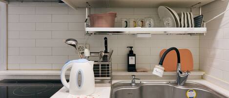 Een koelkast, een microgolfoven, een waterkoker