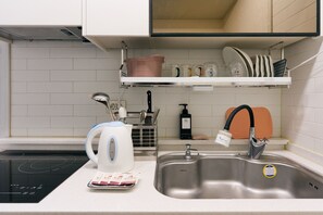 Refrigerador, microondas, tetera/pava eléctrica, utensilios de cocina