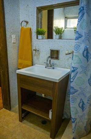 Haartrockner, Handtücher, Toilettenpapier