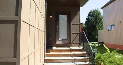 Athens city townhouse, 2 King masters, 2.5 baths