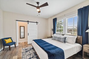 2 bedrooms, iron/ironing board, WiFi, bed sheets - Luxury 2BR Ybor City Townhouse Near 7th (Tampa)