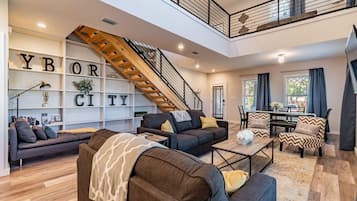 Smart TV, libros y estéreo