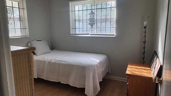 3 habitaciones, tabla de planchar con plancha, wifi y ropa de cama 