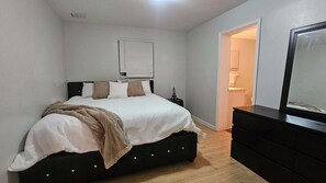 3 habitaciones, tabla de planchar con plancha, wifi y ropa de cama 