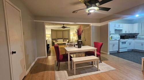 Jacksonville Vacation Home Spacious Family Stay w/ Full Kitchen