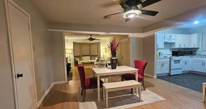 Jacksonville Vacation Home Spacious Family Stay w/ Full Kitchen