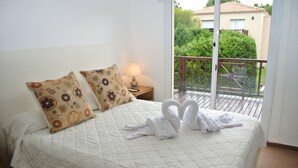 In-room safe, blackout curtains, free WiFi, bed sheets - Caviahue Costa Apart (Mar Azul)